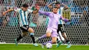 Pemain Argentina Julian Alvarez (kiri) menggiring bola di samping kiper Australia Mathew Ryan pada pertandingan sepak bola babak 16 besar Piala Dunia 2022 di Stadion Ahmad Bin Ali, Doha, Qatar, 3 Desember 2022. Argentina berhasil melaju ke babak perempat final Piala Dunia 2022 usai menyingkirkan Australia dengan skor 2-1. (AP Photo/Lee Jin-man)