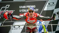 Pembalap Ducati, Jorge Lorenzo menunjukkan ekspresi bahagia saat naik podium juara MotoGP Italia 2018 di Sirkuit Mugello. (Twitter/Ducati Motor)