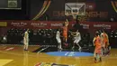 Pemain Pelita Jaya Energi-MP Jakarta, Ary Chandra mencoba memasukkan bola ke ring basket saat melawan CLS Knights pada laga NBL Championship 2015 di Jakarta, Senin (4/5). Pelita Jaya Energi-MP unggul 55-54 atas CLS Knights. (Liputan6.com/Herman Zakharia) 