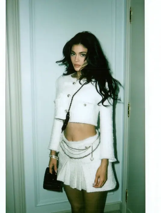Tampilan ini memberikan sentuhan khas Kylie yang modern dan berani, menghidupkan kembali estetika klasik Chanel dengan nuansa yang lebih segar dan seksi.  [IG: @kyliejenner].