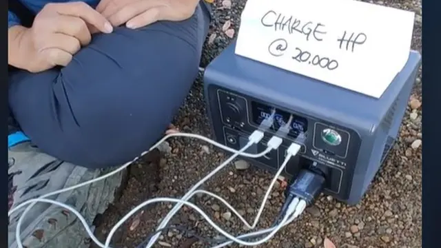 Bapak-bapak Kreatif Buka Jasa Cas Ponsel untuk Pendaki Gunung
