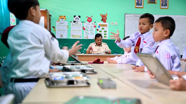 Presiden Prabowo Subianto kembali meninjau langsung pelaksanaan program makan bergizi gratis (MBG) di sekolah, Senin (10/2/2025).