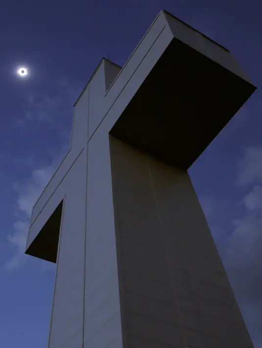 Gerhana matahari total terlihat di atas Bald Knob Cross of Peace, Illinois, Senin (21/8). Gerhana Matahari Total tahun ini membuat gelap sebagian wilayah Amerika Serikat yang dilintasi oleh bayangan Bulan. (AP Photo/Charles Rex Arbogast)