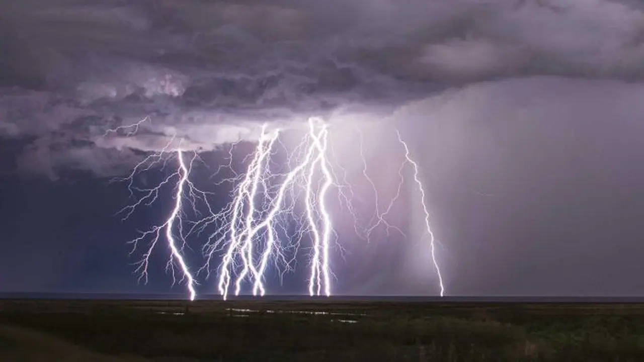 Gelombang gravitasi seringkali disebabkan oleh badai petir, seperti yang terjadi di dekat Broome, Australia Barat. (ABC Open: StormyJim)