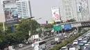 Sejumlah kendaraan melintas dekat papan reklame di Jalan Gatot Subroto, Jakarta, Rabu (20/9). Pemerintah Provinsi DKI Jakarta bakal membongkar bangunan reklame yang masa izinnya sudah kedaluwarsa. (Liputan6.com/Immanuel Antonius)