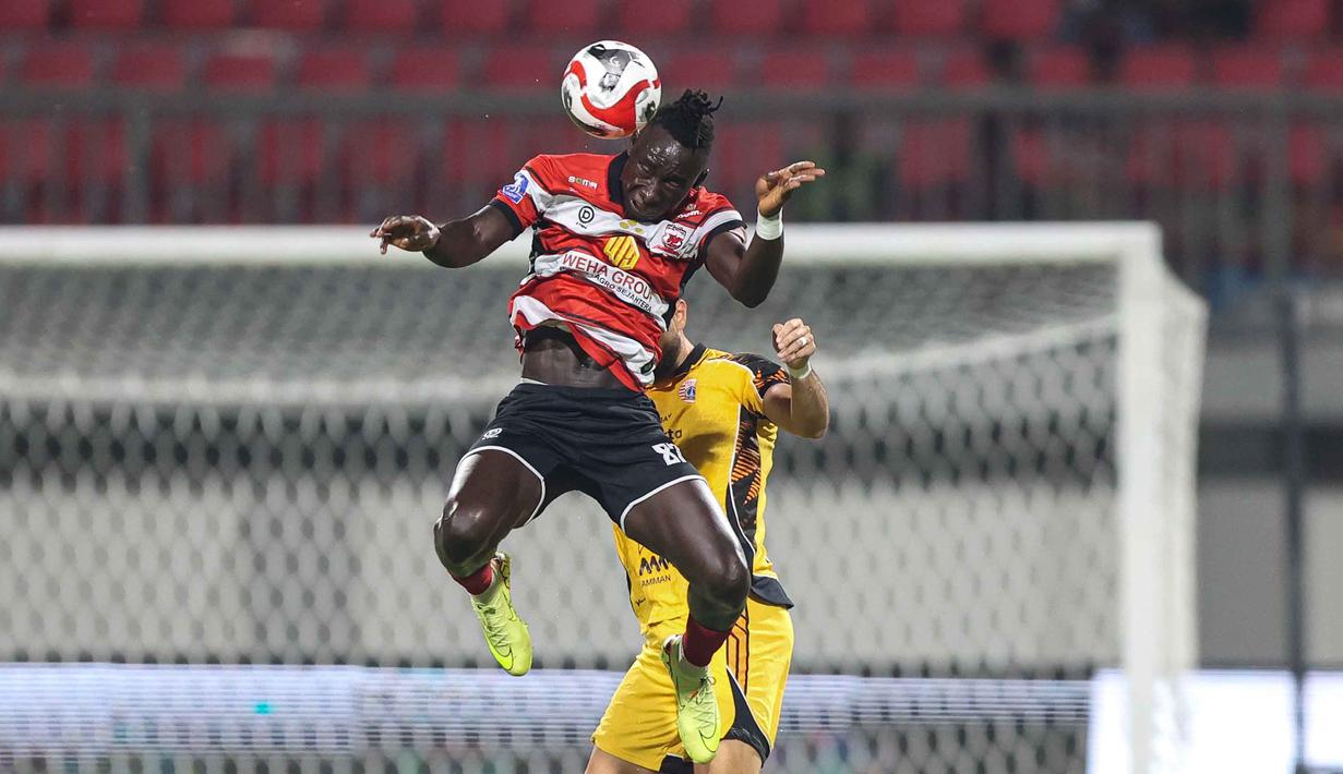 Hingga babak pertama usai, skor 1-0 untuk keunggulan Persija tidak berubah. (Bola.com/Abdul Aziz)