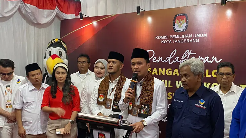 Pasangan bakal calon (bacalon) Wali Kota dan Wakil Wali Kota Tangerang Faldo Maldini-Fadhlin Akbar daftar Pilwakot Tangerang 2024 ke Kantor KPU setempat pada hari ini, Kamis (29/8/2024).