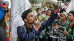 Seorang mahasiswa berorasi saat menggelar aksi di Gedung KPU, Jakarta, Selasa (23/4). Dalam Aksi #Mahasiswakawalkpu tersebut mendesak KPU RI segera menyelesaikan permasalahan pemilu dan responsif dalam menindak  aduan masyarakat demi tercapai pemilu yang bersih dan adil. (Liputan6.com/Faizal Fanani)