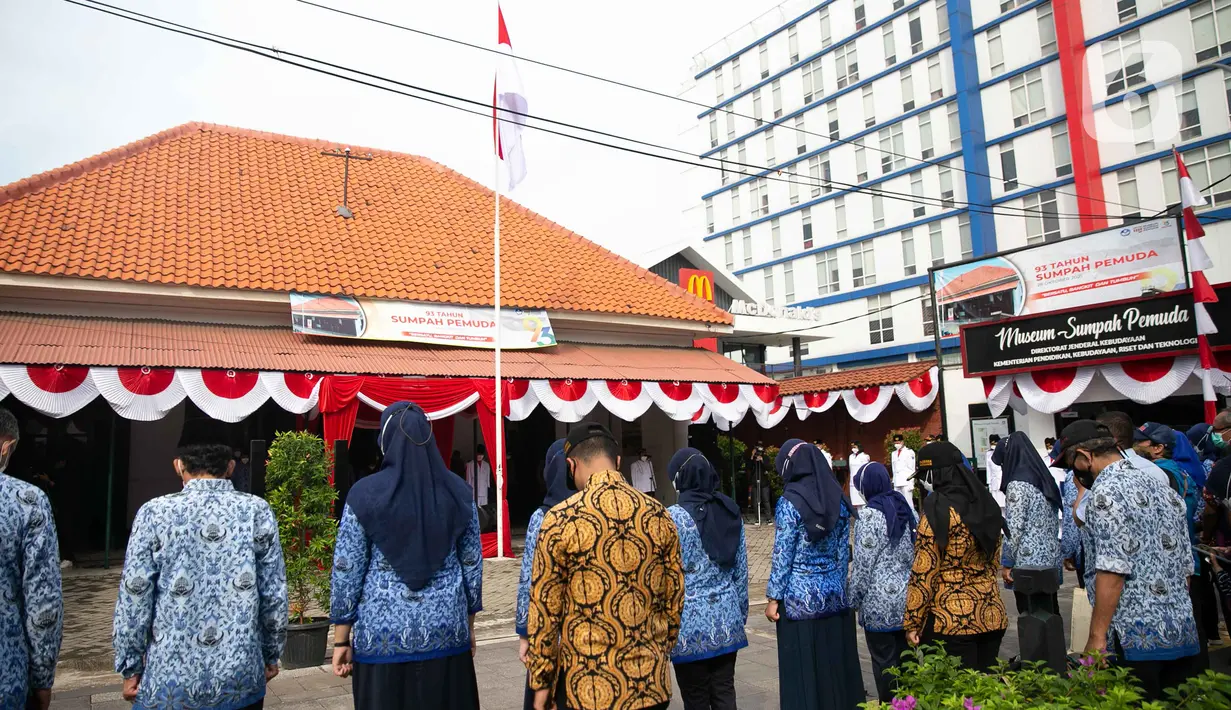 Suasana upacara pengibaran bendera Merah Putih di depan Museum Sumpah Pemuda, Jakarta, Kamis (28/10/2021). Upacara tersebut dilaksanakan untuk memperingati Hari Sumpah Pemuda ke-93. (Liputan6.com/Faizal Fanani)