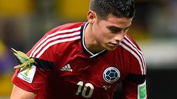 Belalang itu hinggap dibahu kanan James Rodriguez. Mungkin belalang itu ngefans sama James Rodriguez, The Castelao Stadium, Fortaleza (4/7/2014) (AFP PHOTO/FABRICE COFFRINI)