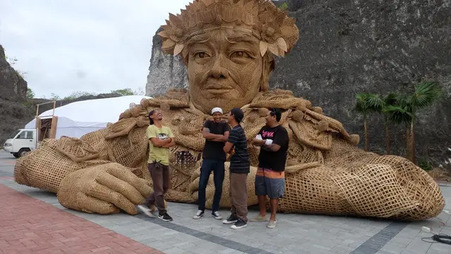 Seni patung bambu penari baris raksasa di Soundrenaline 2018