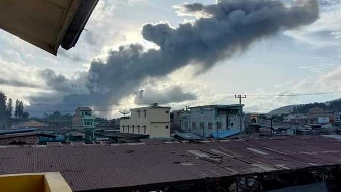Petugas Pos Pengamatan Gunungapi Sinabung, Armen Putra mengatakan, erupsi kedua ini terjadi pukul 17.18 WIB. (Istimewa)