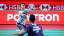 Pebulu tangkis tunggal putra Indonesia, Jonatan Christie berusaha mengembalikan kok ke arah kompatriotnya, Alwi Farhan dalam babak 16 besar Indonesia Open 2026 di Istora Senayan, Jakarta, Kamis (04/06/2026). (Bola.com/Bagaskara Lazuardi)