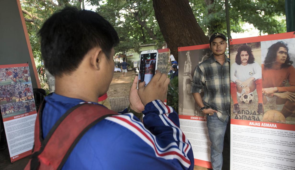 Pengunjung asyik berfoto saat pameran foto memperingati hari jadi Persija Jakarta di Lapangan Banteng, Jakarta, Jumat (28/11/2015). (Bola.com/Vitalis Yogi Trisna)