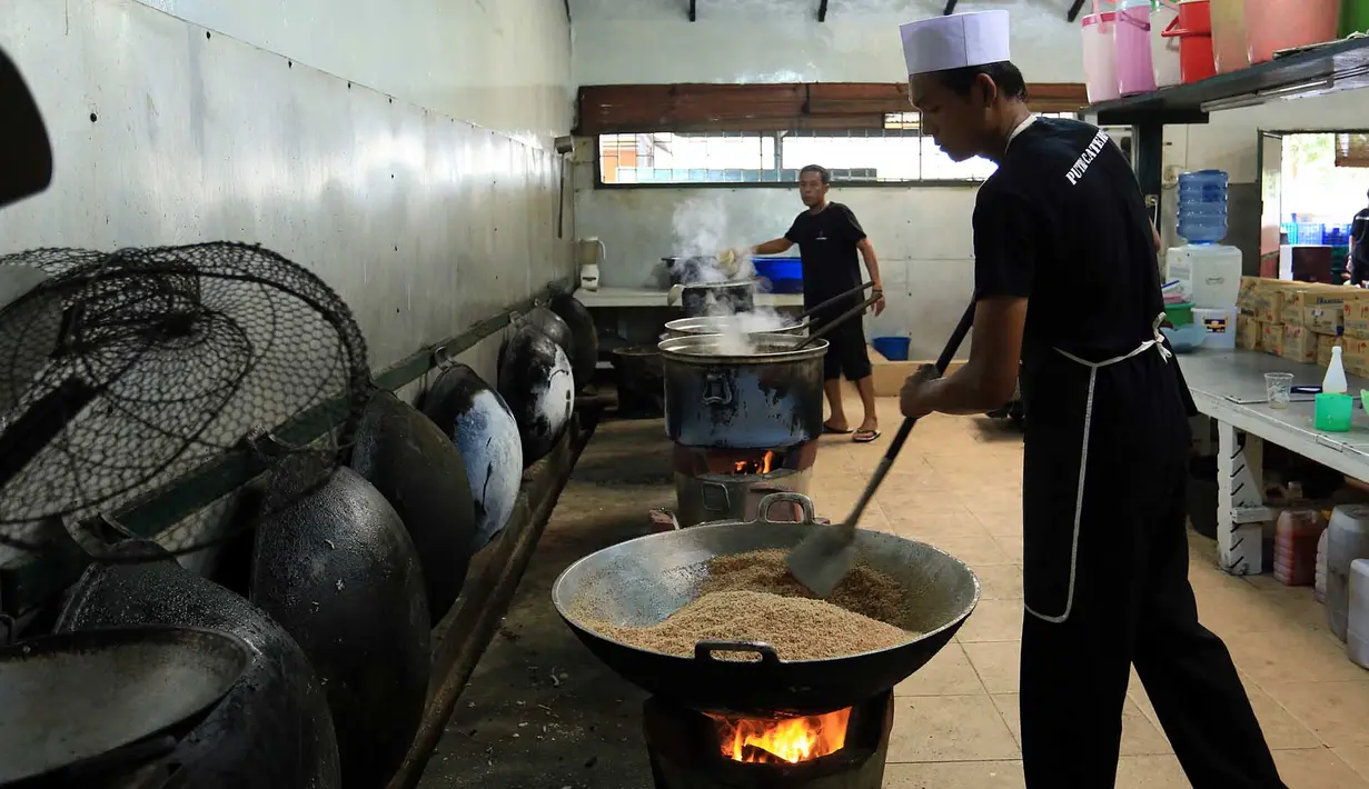 Selain Gladi Kotor Kirab, tim Bintang.com juga memantau persiapan di dapur catering yang dipilih Kahiyang dan Bobby untuk resepsi keduanya nanti. Untuk menunya, mereka memilih masakan khas Medan. (Deki Prayoga/Bintang.com)