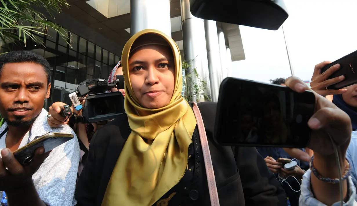 Anggota DPRD Kota Mojokerto Choiroiyaroh usai diperiksa di KPK, Jakarta, Rabu (2/5). Choiroiyaroh diperiksa terkait pengalihan anggaran hibah PENS menjadi anggaran program penataan lingkungan Dinas PUPR Mojokerto Tahun 2017.  (Merdeka.com/Dwi Narwoko)