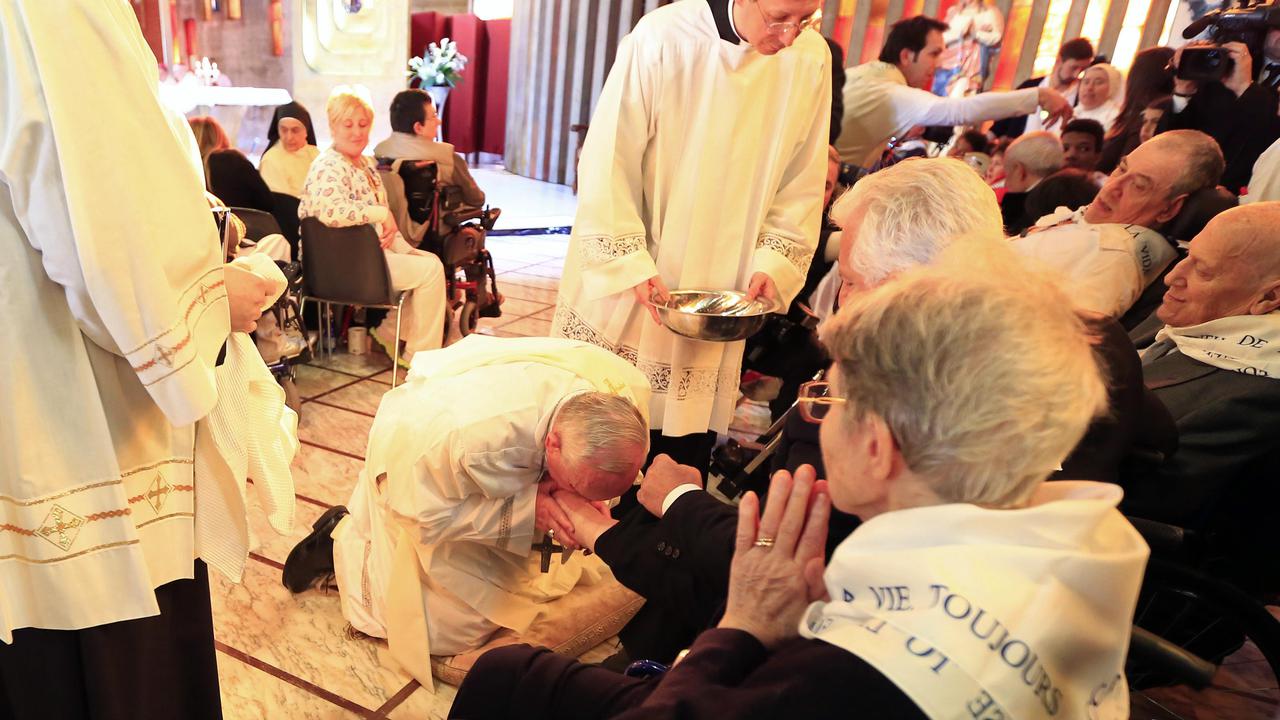 Paus Fransiskus Mendobrak Tradisi: Cium Kaki Penderita Cacat