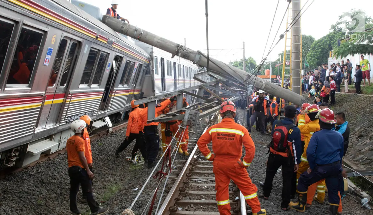 Petugas mengevakuasi rangkaian KRL yang anjlok di perlintasan Kebon Pedes, Bogor, Jawa Barat, Minggu (10/3). KAL bernomor 1722 relasi Jatinegara-Bogor itu anjlok di antara Stasiun Cilebut dengan Stasiun Bogor. (Liputan6.com/Immanuel Antonius)