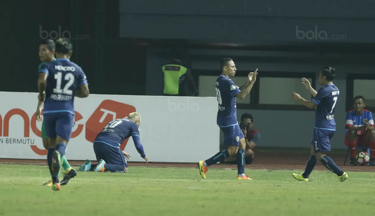 Para pemain Arema FC merayakan gol yang dicetak Cristian Gonzales ke gawang Bhayangkara FC pada laga Liga 1 di Stadion Patriot, Bekasi, Jumat (4/8/2017). Bhayangkara FC menang 2-1 atas Arema FC. (Bola.com/M Iqbal Ichsan)