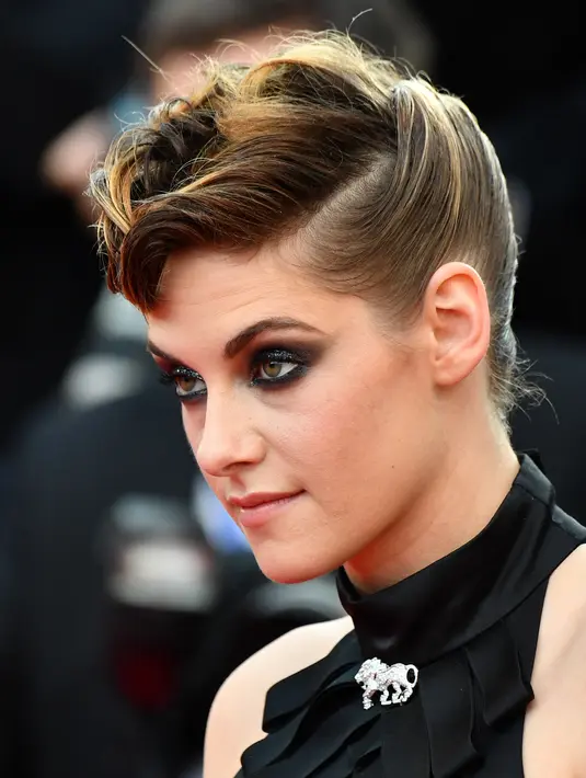 Aktris dan juri Kristen Stewart berpose saat menghadiri pemutaran film "Todos Lo Saben (Everybody Knows)" dan pembukaan festival film internasional ke-71, Cannes, Prancis, (8/5). (AFP Photo/Alberto Pizzoli)