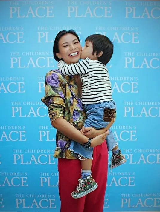 Kasih ibu memang sepanjang masa, cinta anak pun tak lekang dimakan usia. Dalam foto ini Daanish mendapat ciuman mesra dari Mataharinya. (Instagram/shareefadaanish)