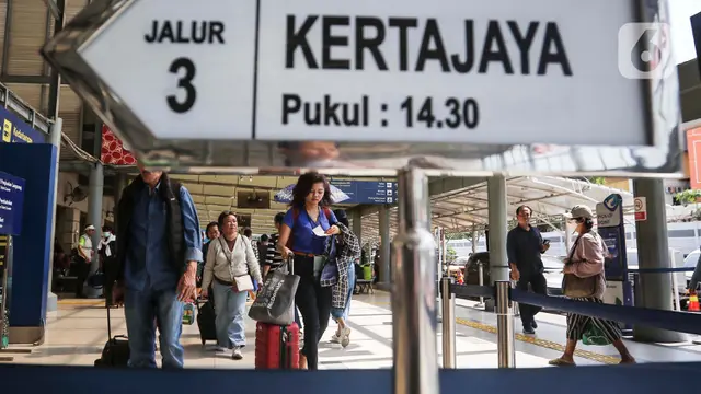 Stasiun Senen mulai dipadati pemudik Nataru