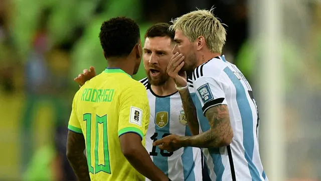 Foto: Momen Lionel Messi Kasih Paham ke Rodrygo saat Pertandingan Brasil Vs Argentina