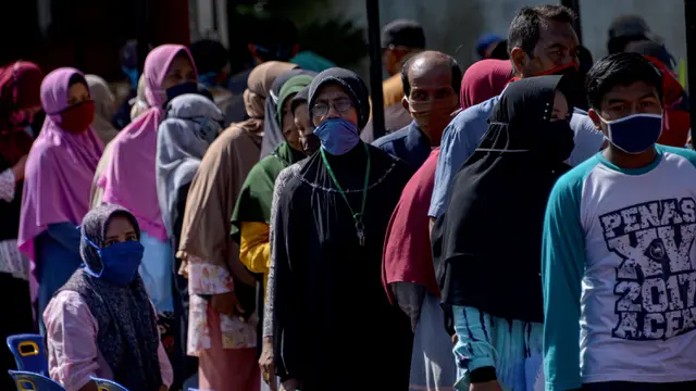 FOTO: Di Tengah Pandemi, Warga Banda Aceh Serbu Sembako Murah