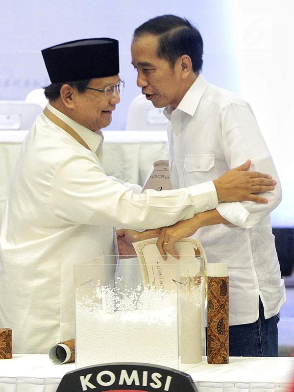Dua calon presiden Prabowo Subianto (kiri) dan Joko Widodo (kanan) bercanda saat pengambilan nomor urut peserta Pemilu 2019 di Kantor KPU, Jakarta, Jumat (21/9). Prabowo mendapat nomor urut 01, sedangkan Jokowi 02. (Liputan6.com/Faizal Fanani)