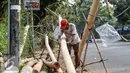 Pohon pinang yang sudah dihaluskan dijual dengan harga Rp 900 ribu hingga Rp 1 juta per batang untuk lomba panjat pohon pinang memeriahkan HUT Kemerdekaan RI 17 Agustus, Jakarta, Senin (10/8/2015). (Liputan6.com/Yoppy Renato)