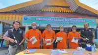 Empat tersangka peredaran narkoba jenis sabu yang ditangkap Badan Narkotika Nasional Riau. (Liputan6.com/M Syukur)