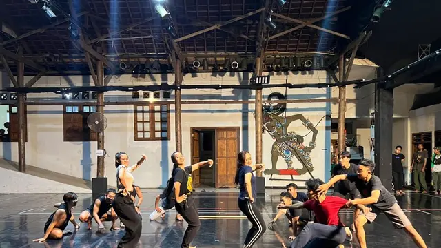 Para seniman berlatih untuk pagelaran Sabang Merauke