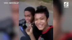Sebuah rekaman menunjukkan perilaku dua ABG yang malah bernyanyi dengan handphone sambil mengendarai motor.