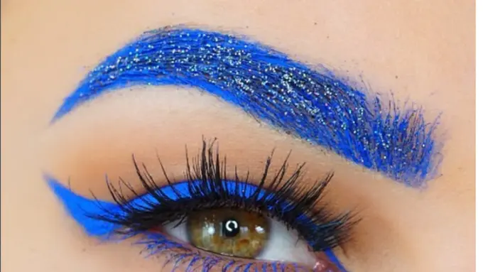Tampil Beda dengan Riasan Mata Serba Biru