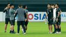 Pelatih Timnas Indonesia, Shin Tae-yong, foto bersama Yance Sayuri dan Yakob Sayuri, saat melawan Burundi pada pertandingan kedua FIFA Matchday di Stadion Patriot Candrabhaga, Bekasi, Selasa (28/3/2023). Kedua tim bermain imbang 2-2. (Bola.com/M Iqbal Ichsan)