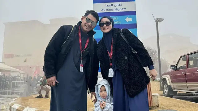 Yeni Inka Berhijab saat Umrah Bersama Suami dan Anaknya, Anggun dan Bikin Pangling