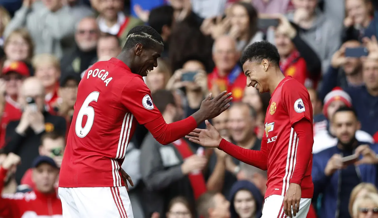 Pemain Manchester United, Paul Pogba merayakan golnya ke gawang Leicester City bersama rekannya Jesse Lingard pada laga Premier League di Stadion Old Trafford, Sabtu (24/9/2016) WIB. MU menang 4-1 atas Leicester. (Action Images via Reuters/Carl Recine)