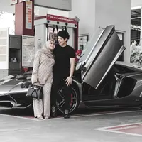 Di sini Aurelie Hermansyah tampil simpel dengan setelan kasual bernuansa cokelat muda, yang dipadunya dengan jilbab berwarna senada. Ia menyempurnakan penampilannya dengan tas mewah berwarna hitam. Foto: Instagram.