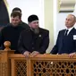 Foto disebarkan oleh kantor berita milik negara Rusia, Sputnik, memperlihatkan Presiden Rusia Vladimir Putin (tengah) mengunjungi sebuah masjid bersama Kepala Republik Chechnya Ramzan Kadyrov (dua dari kiri) dan Mufti Chechnya Sheikh Salah-Hadzhi Mezhiev (dua dari kanan) di Grozny pada 20 Agustus 2024. (VYACHESLAV PROKOFYEV/POOL/AFP)