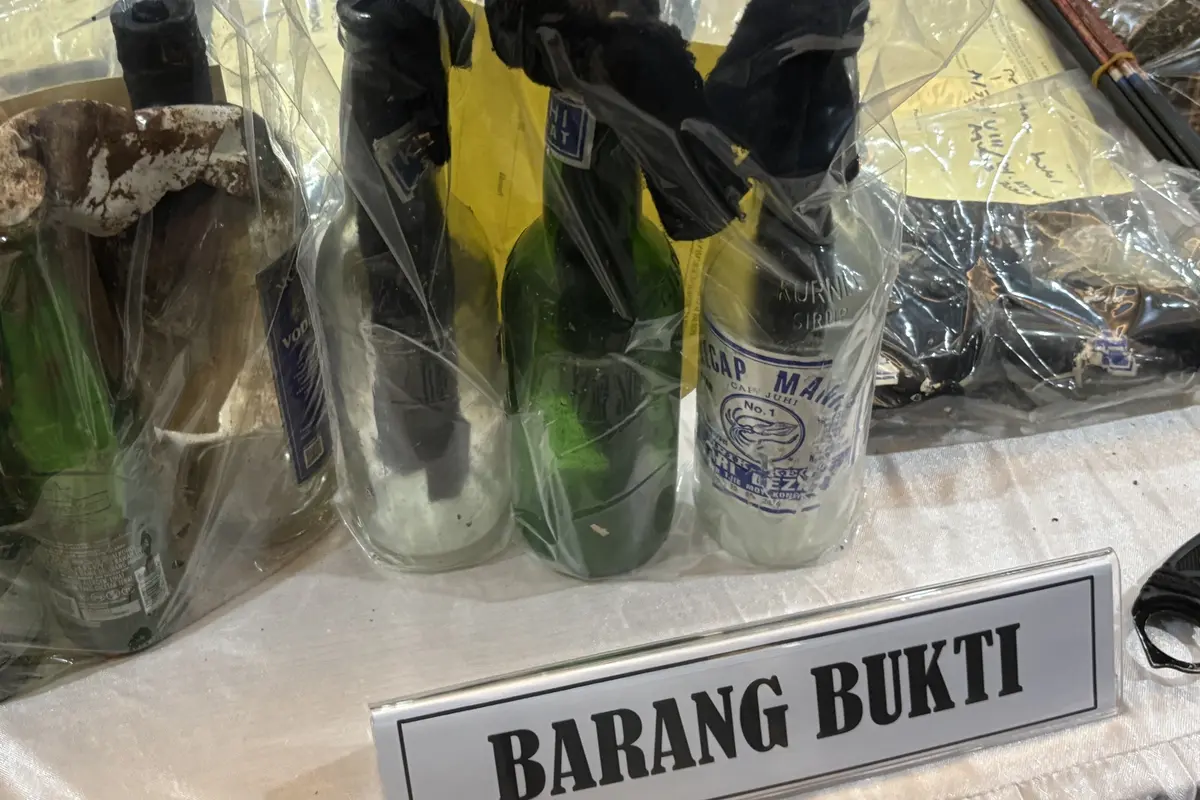 Barang bukti bom molotov yang diamankan pihak kepolisian.