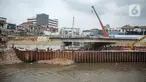 Suasana  pengerjaan proyek sodetan Ciliwung di Jakarta, Kamis (26/1/2023). Proyek sodetan Ciliwung yang sempat mangkrak enam tahun kembali dilanjutkan. (Liputan6.com/Faizal Fanani)
