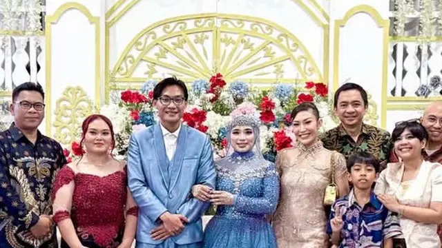 Ayu Dewi kondangan pakai dress rose gold. [@mrsayudewi]