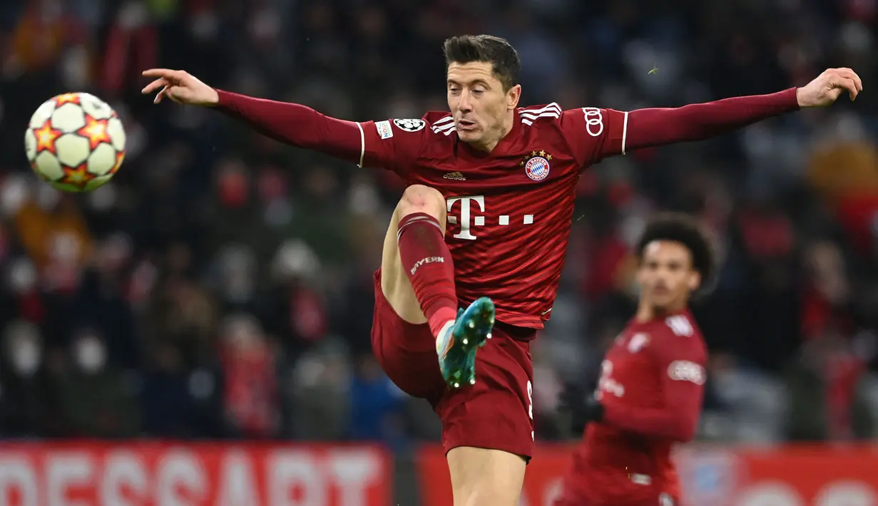 Tiga gol pertama Die Roten dicetak oleh penyerang andalannya, Robert Lewandowski pada menit ke-12, ke-21, dan ke-23. Menurut situs Opta, Lewi menjadi pencetak hattrick tercepat mengalahkan rekor Marco Simone dari AC Milan, yang mencetak trigol dalam waktu 24 menit pada 1996. (AFP/Christof Stache)