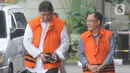 Mantan Direktur Pemasaran PTPN III (Persero) sekaligus Komisaris Utama PT KPBN, I Kadek Kertha Laksana dan Kepala Dinas PUPR Bengkayang nonaktif, Aleksius berjalan memasuki Gedung KPK, Selasa (31/12/2019). Keduanya mendatangi KPK untuk menandatangani berkas pemeriksaan P21. (merdeka.com/Dwi Narwoko)