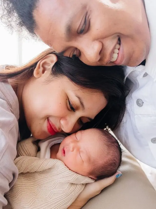 Potret Indah Permatasari dan Arie Kriting ungkap wajah sang anak (sumber: Instagram/indahpermatas)