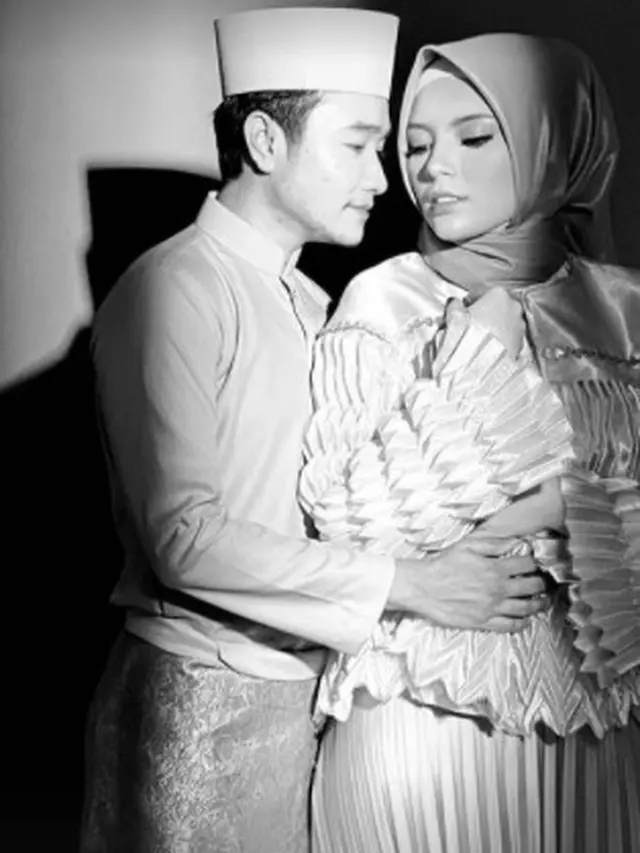 Kompak Pakai Baju Adat, Ini 7 Gaya Pemotretan Abash dan Jeje Bak Prewedding