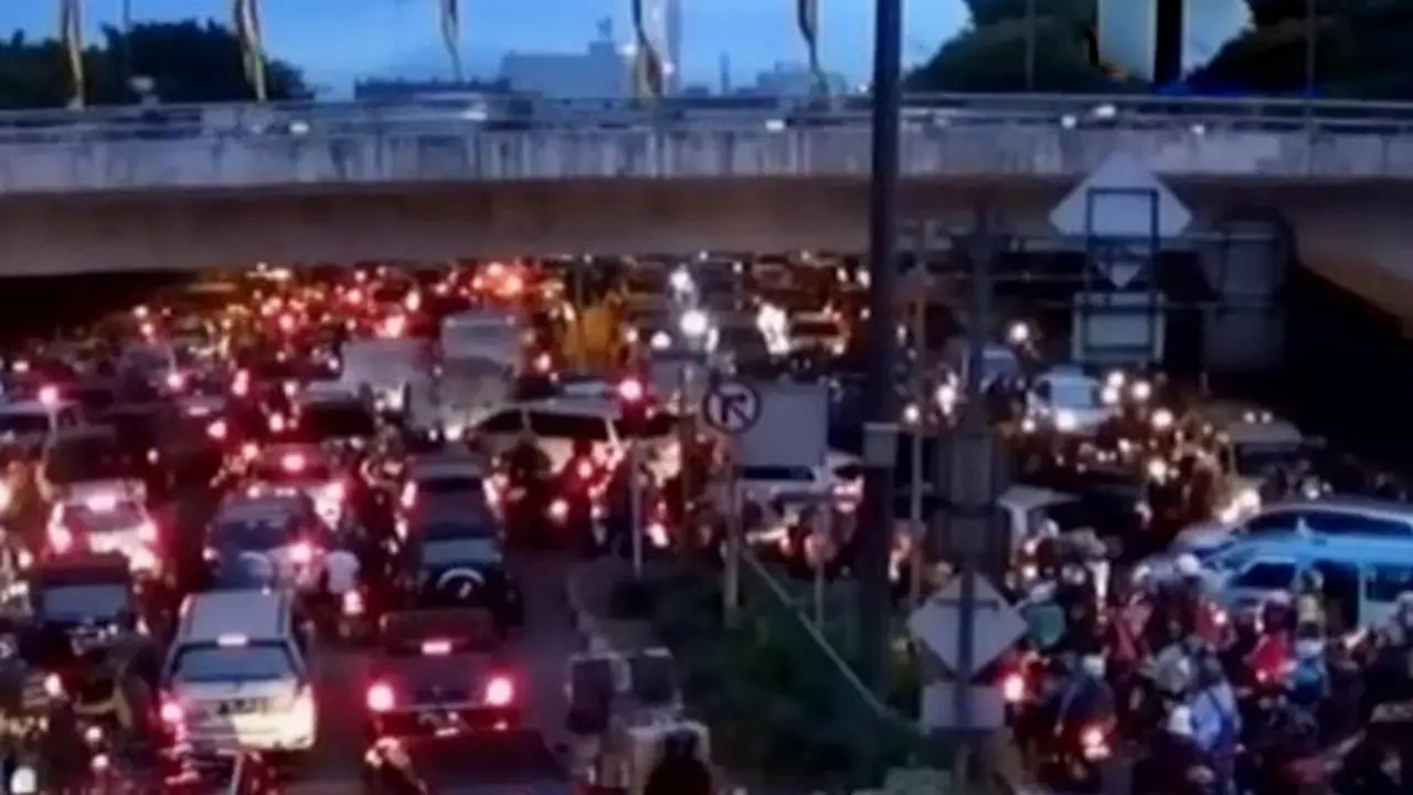 (lip6 Malam) Macet KAA