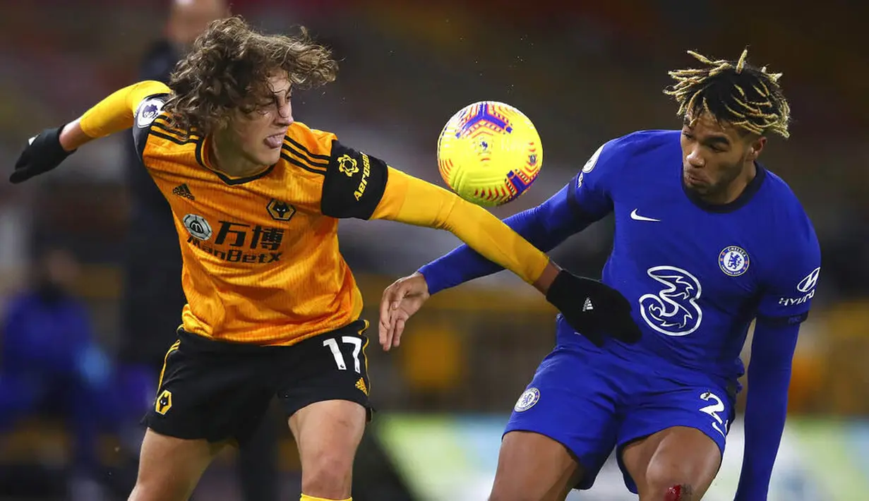 Pemain Wolverhampton Wanderers, Fabio Silva, berebut bola dengan pemain Chelsea, Reece James, pada laga Liga Inggris di Stadion Molineux, Rabu (16/12/2020). Chelsea tumbang dengan skor 2-1. (Michael Steele/Pool via AP)