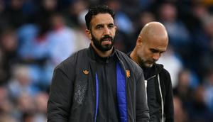 Manajer Manchester United, Ruben Amorim, memimpin anak asuhnya saat bertandang ke markas Manchester City pada pekan 4 Liga Inggris 2025/2026 di Etihad Stadium, Minggu (14/9/2025) malam WIB. (Oli SCARFF / AFP)