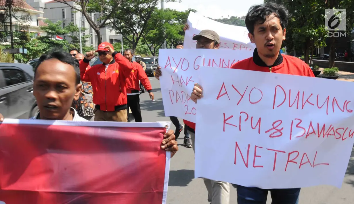 Sejumlah jurnalis yang tergabung dalam Forum Wartawan Pemprov dan DPRD Jateng Semarang saat melakukan aksi unjuk rasa di Jalan Pahlawan Semarang, Jumat ( 5/4). Aksi jurnalis Semarang tersebut untuk mengajak masyarakat perangi hoaks saat kampanye dan masa tenang Pemilu 2019. (Liputan6.com/Gholib)
